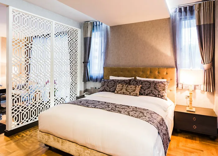 ホテル The Fah Silom 3*